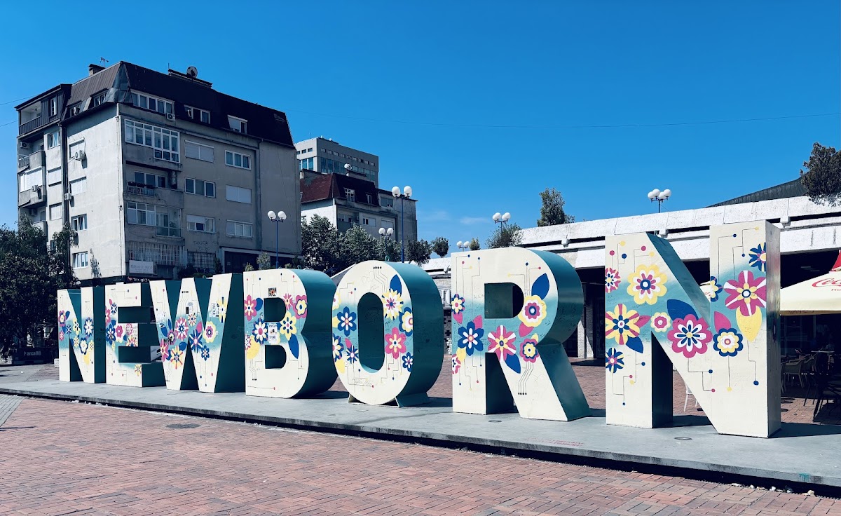 Newborn Monument — Atraksione në Prishtinë — photo 3