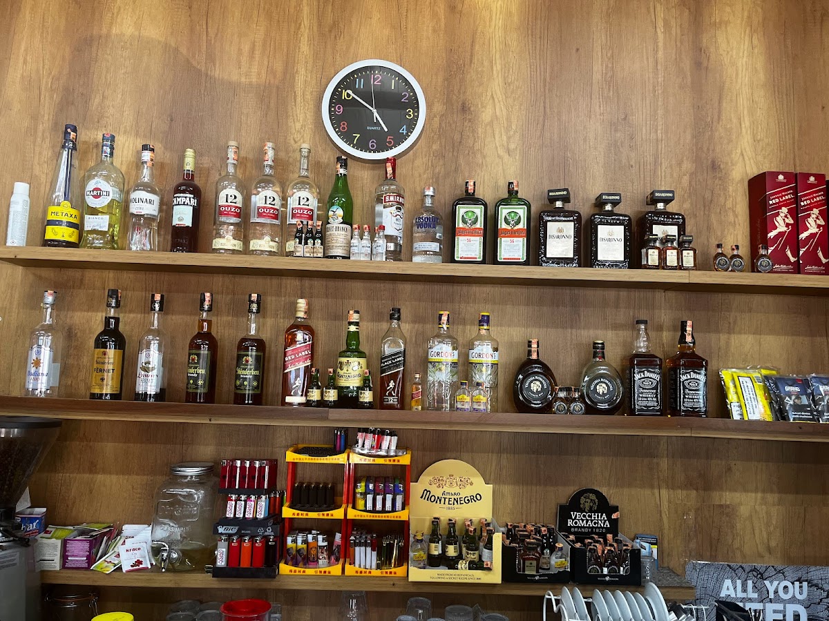 24-Hour Perleka Bar-Café Market