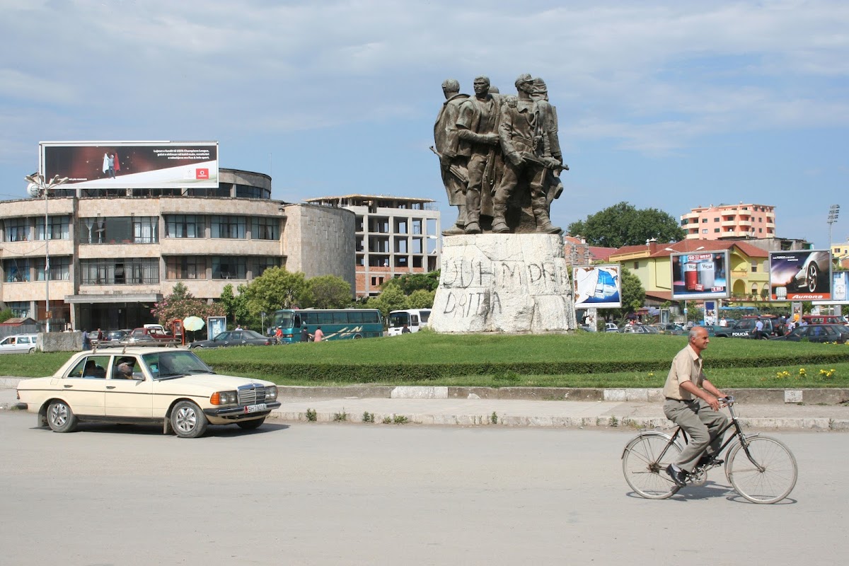 Rrethrrotullimi në qendër të Shkodrës te Teatri Migjeni photo 4