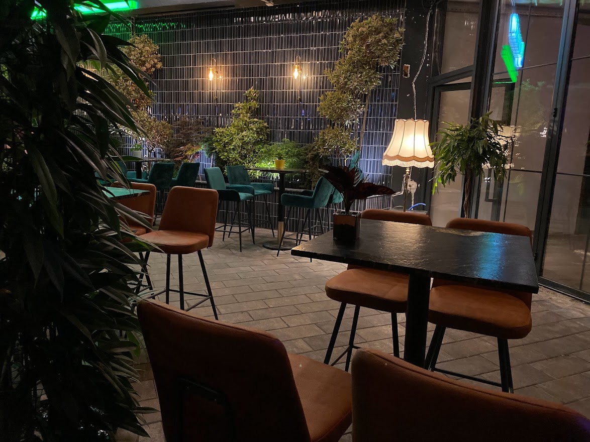 Rozi Lounge Bar — Restorante në Suharekë