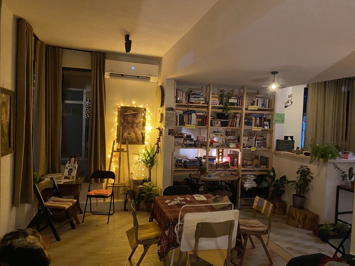 Social Space for Deconstruction