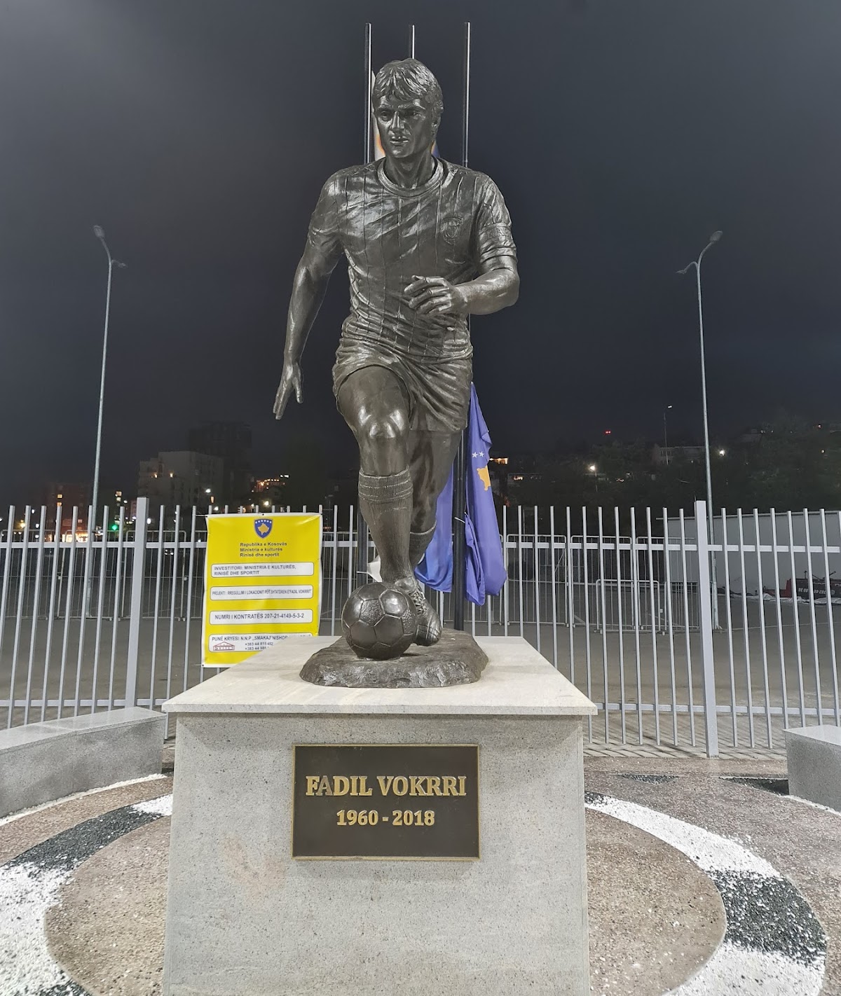 Statue of Fadil Vokrri — Atraksione në Prishtinë