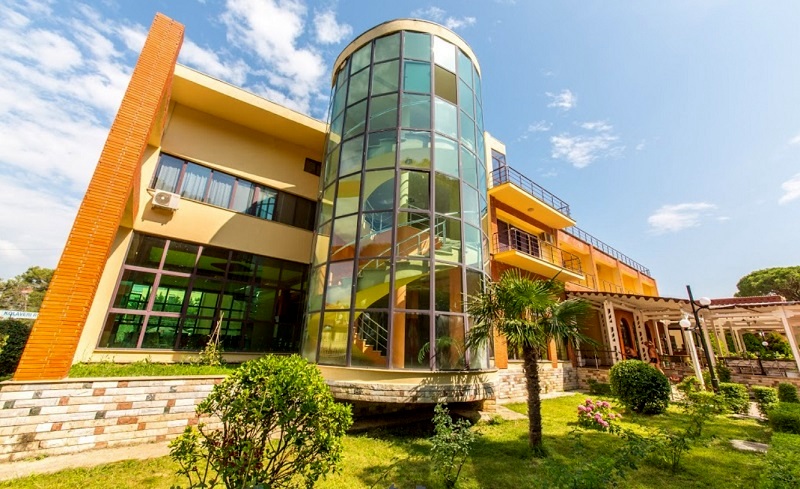 Kolaveri Resort, Golem