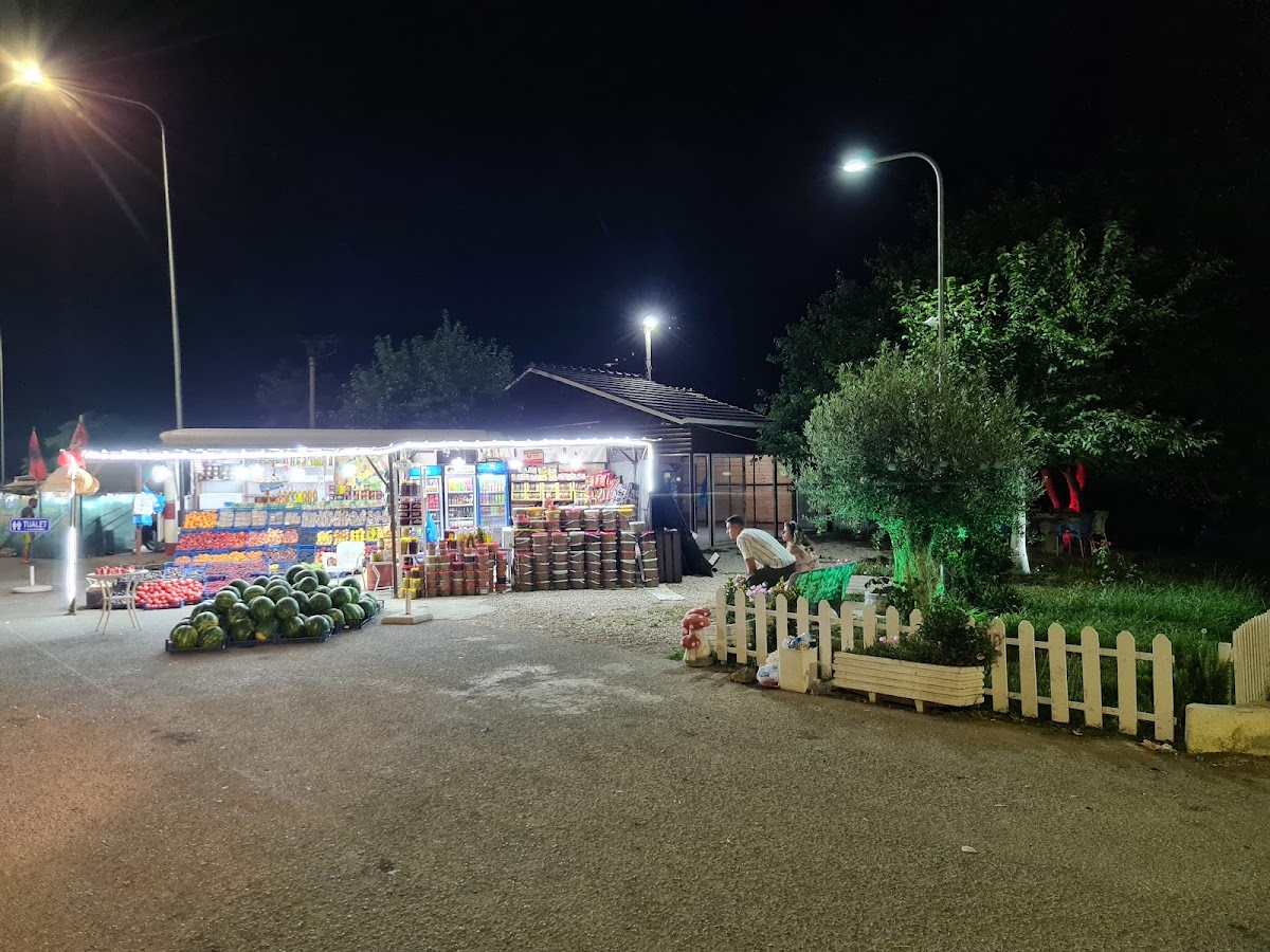 Fruta Perime..Mani i kuvenit Bar Tualet