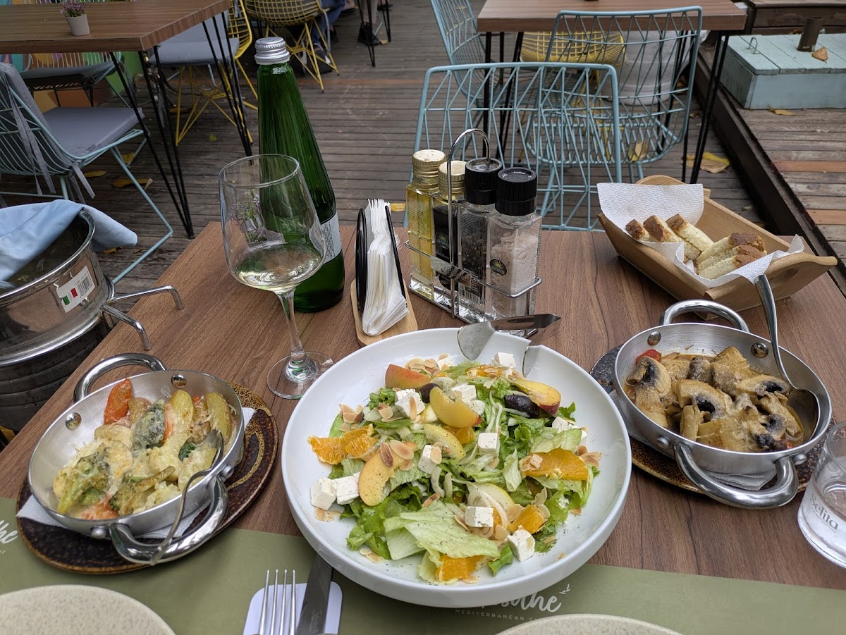 Mesdhe Restaurant & Lounge photo 2