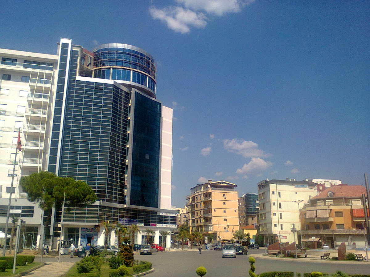 Rrethrrotullimi në qendër të Shkodrës te Teatri Migjeni photo 3