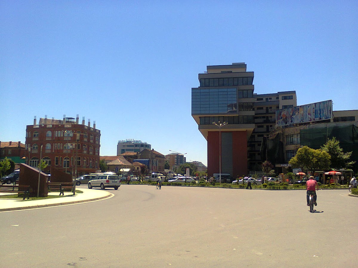 Rrethrrotullimi në qendër të Shkodrës te Teatri Migjeni photo 5