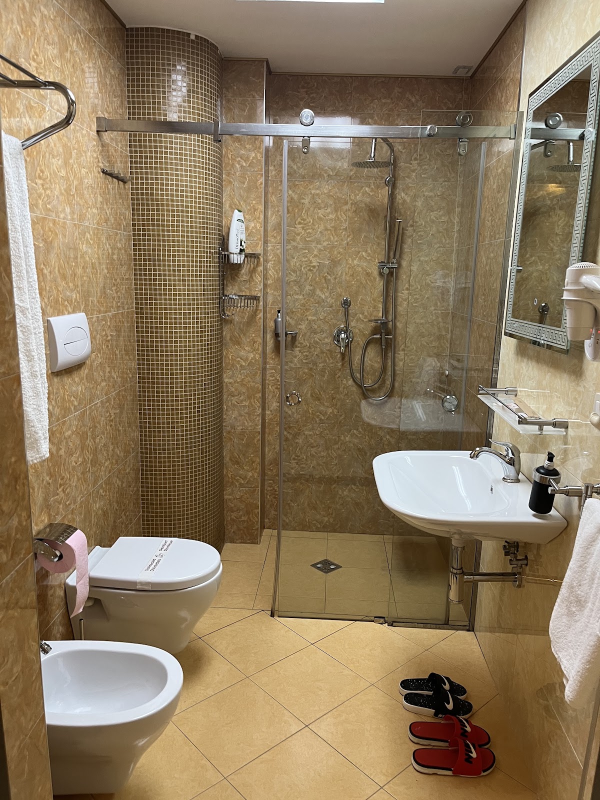 The Red Bricks Hotel photo 3