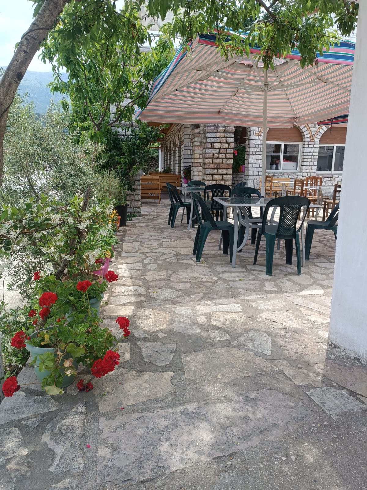 Kulla e Parisit - Bar, Restorant, Hotel