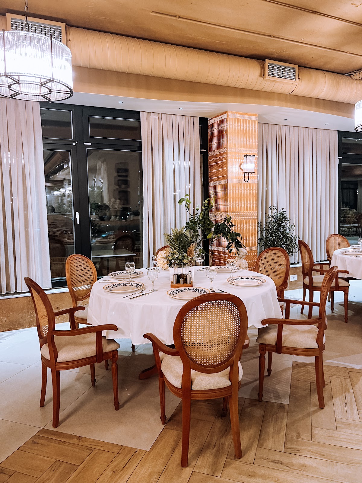 SUARE RESTAURANT — Restorante në Suharekë
