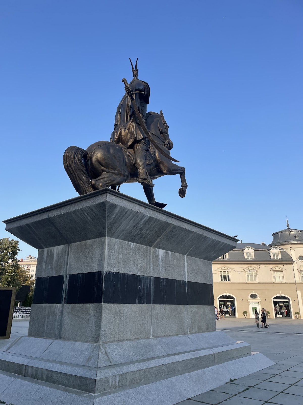 Skanderbeg Square — Atraksione në Prishtinë — photo 2