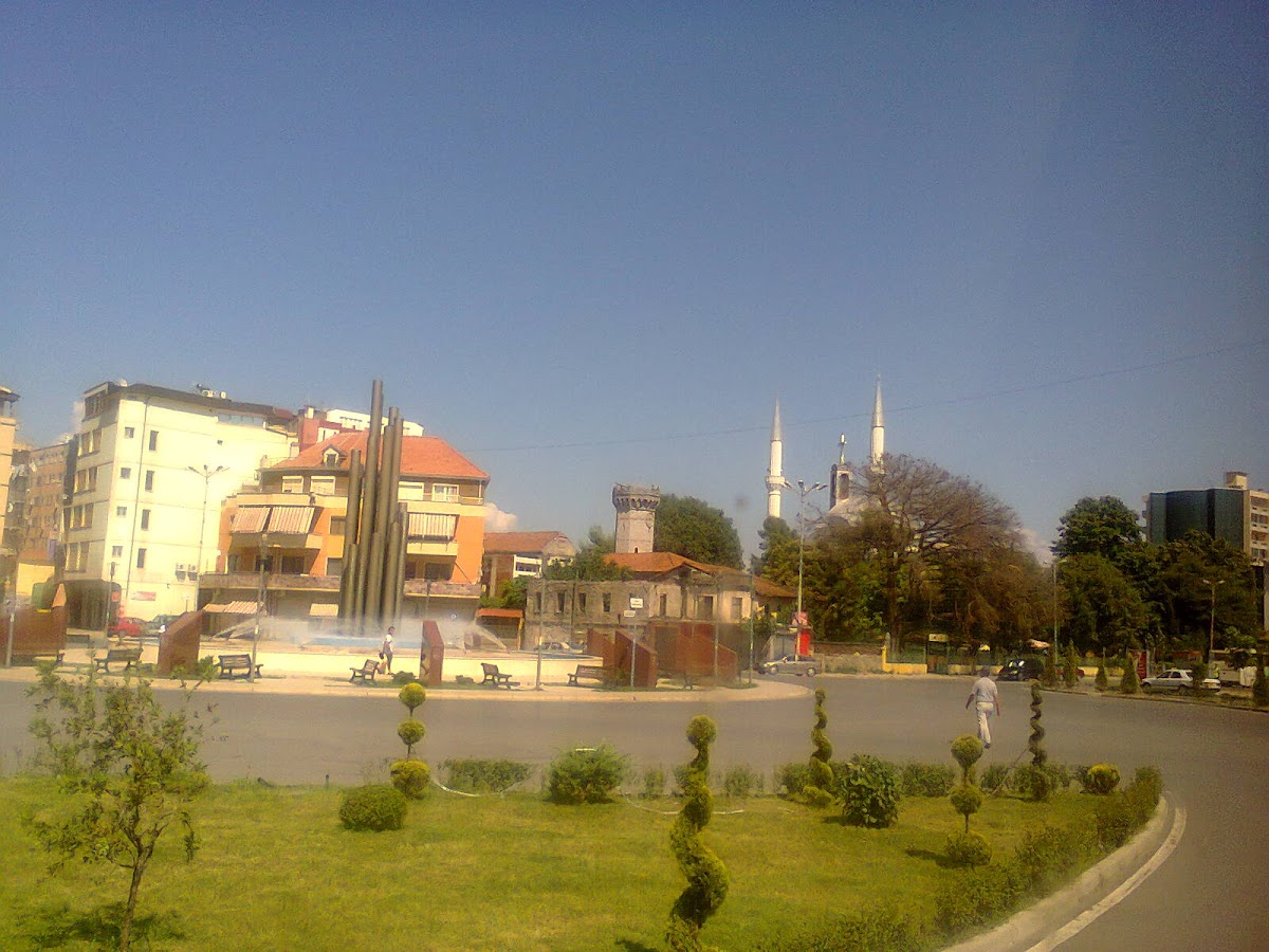 Rrethrrotullimi në qendër të Shkodrës te Teatri Migjeni photo 2
