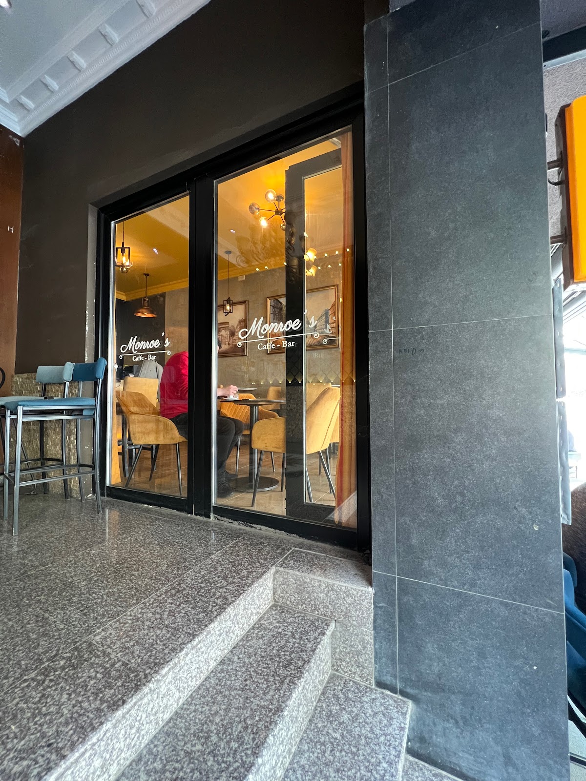 Monroe's Caffe - Bar