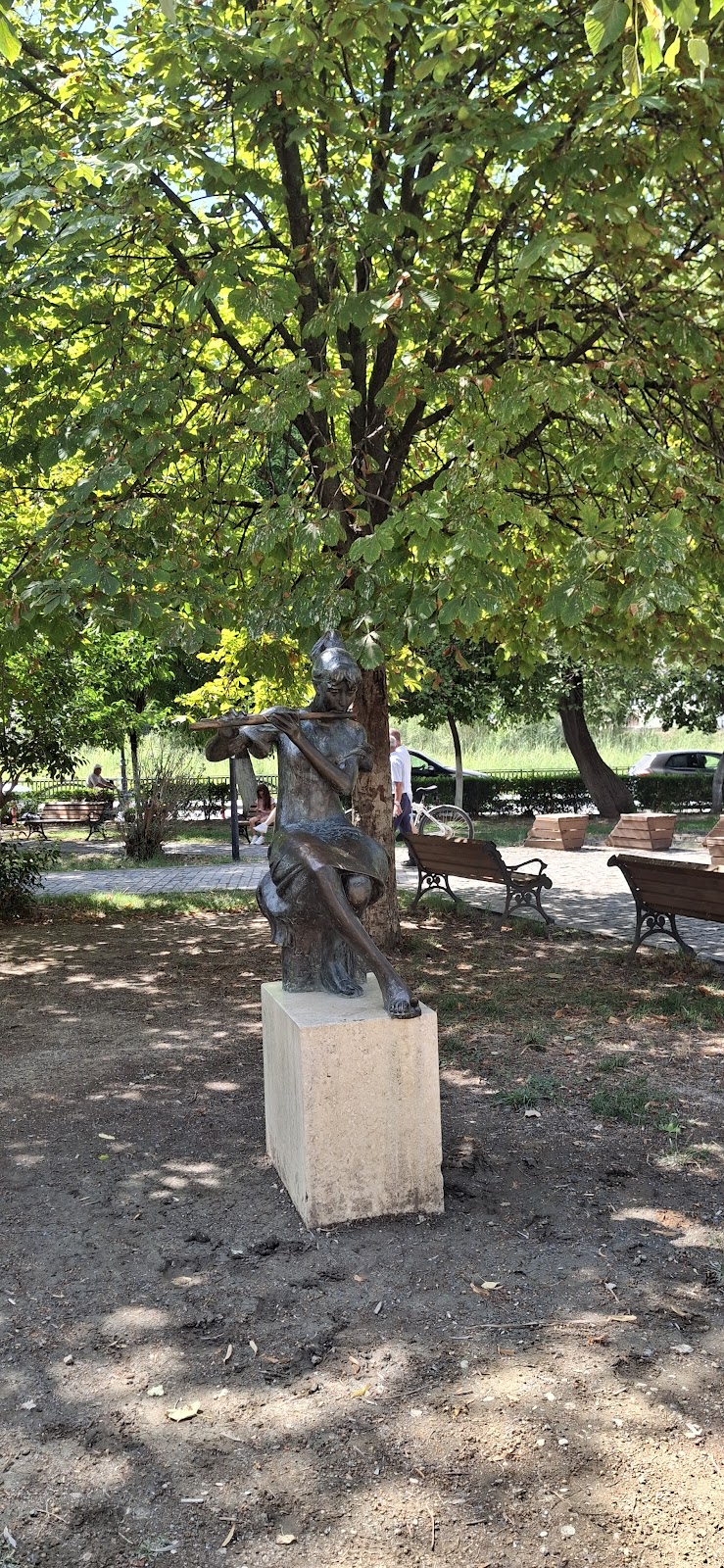 Lady with a pipe Monument photo 3