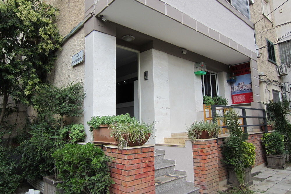 Freddy's Hotel, Tirana