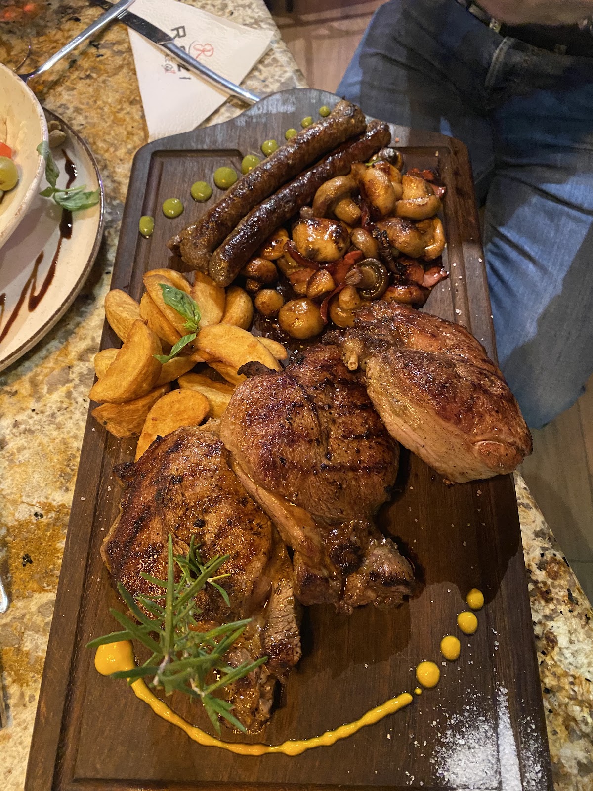 Rozi Lounge Bar — Restorante në Suharekë — photo 4
